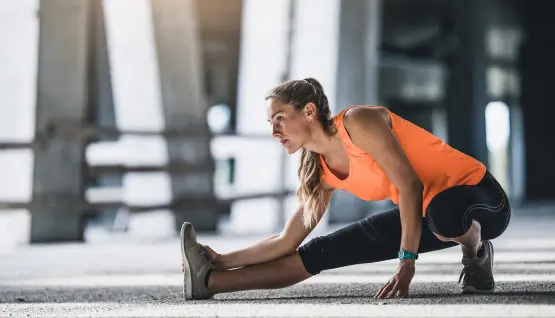 Female Athlete Stretching Outdoors Wszystko zaczyna się od rozgrzewki!