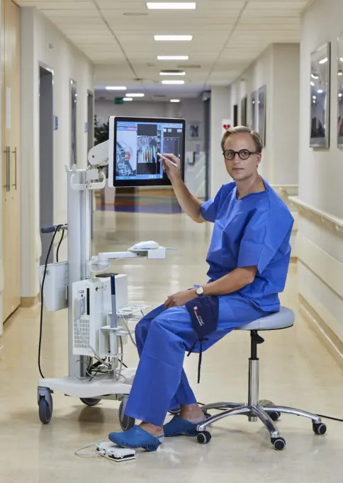 Na zdjęciu dr Stefan W. Czarniecki – Ordynator Oddziału Urologicznego w Szpitalu Carolina.