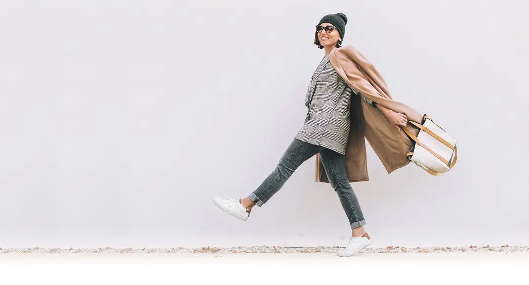 Happy smiling woman walk on the street. Multilayered style fashion outfit Modne Nie Znaczy Zdrowe Carolina Medical Center