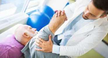 Zimowe poślizgnięcia: częste urazy barku i rąk