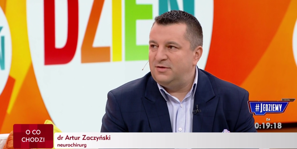 Kręgosłup-u-dziecka-a-powrót-do-szkoły_media_Wstaje-dzień_TVP_Artur-Zaczyński_Carolina-Medical-Center Dr n. med. Artur Zaczyński i kręgosłup dziecięcy | „Wstaje dzień”, TVP
