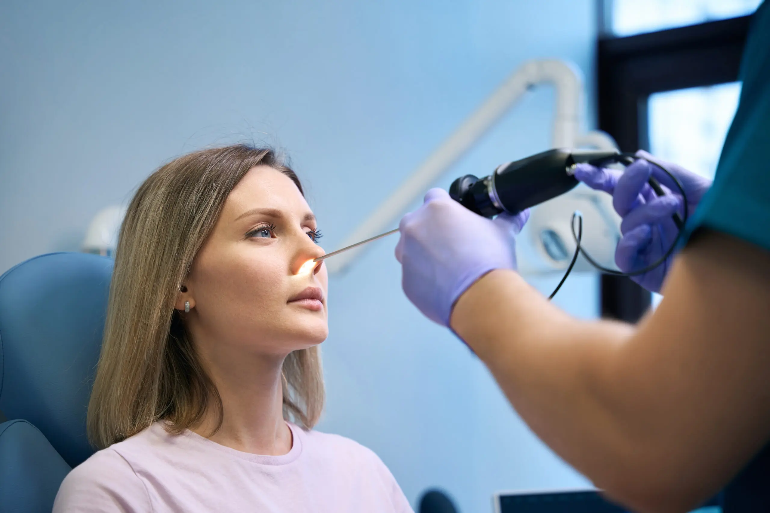 Zabiegi laryngologiczne w znieczuleniu miejscowym – jakie dają korzyści?