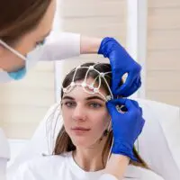 Na czym polega polisomnografia i czym różni się od poligrafii?