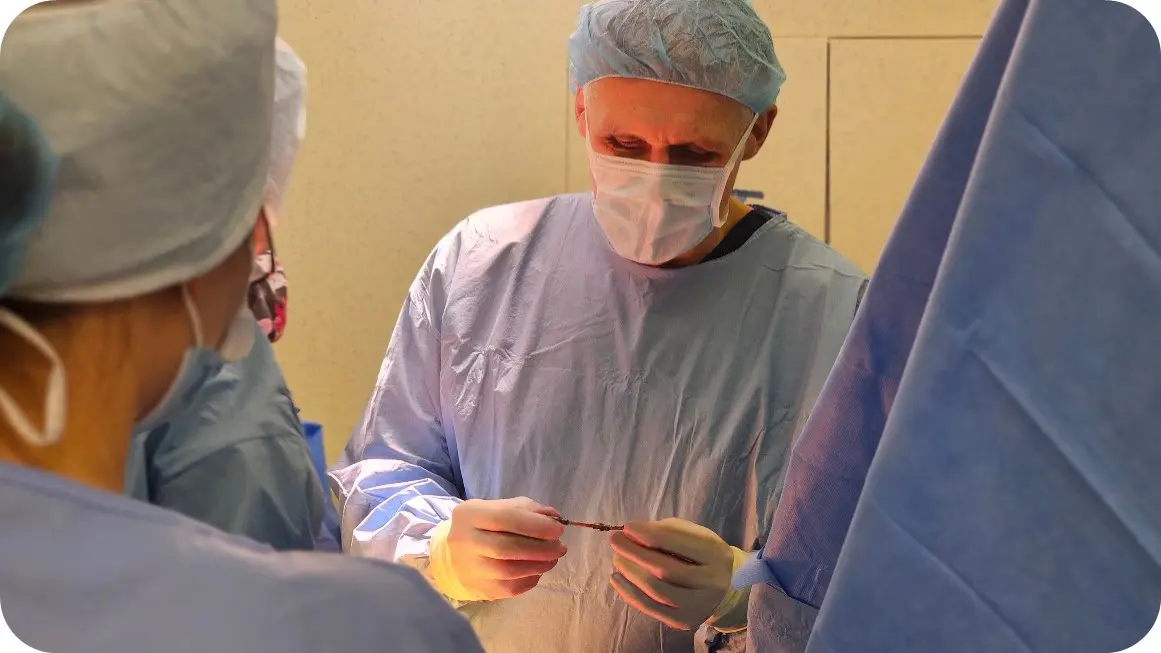 Na zdjęciu dr n. med. Radosław Michalik, neurochirurg ze Szpitala Carolina.