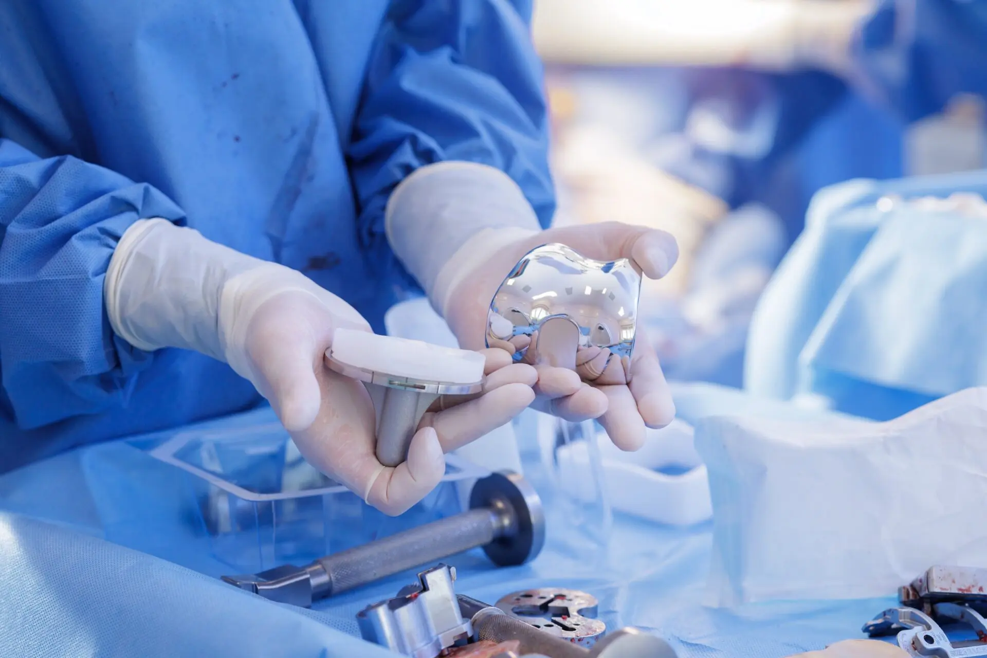 Czy endoprotezę biodra lub kolana trzeba wymieniać po 10–15 latach? Fakty i mity o trwałości implantów