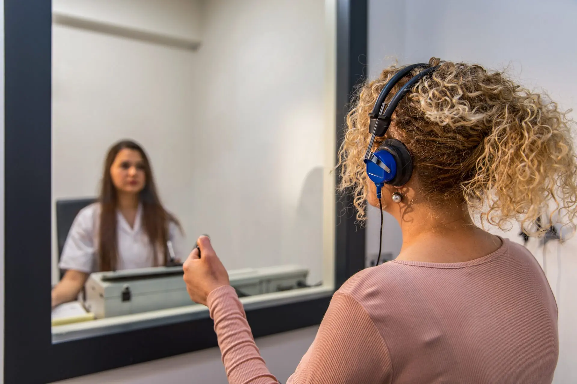 Audiometria tonalna i impedancyjna. Na czym polegają te badania i jak się do nich przygotować?