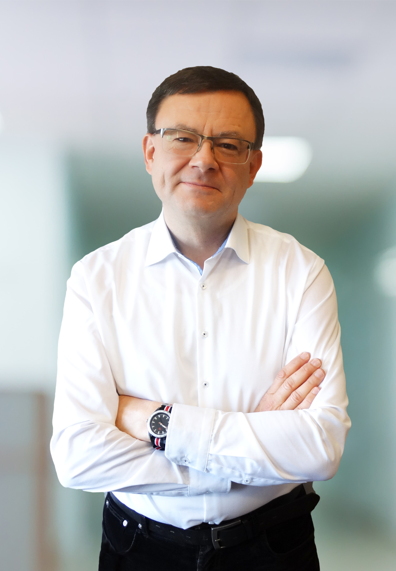 Dr hab. n. med. Babiak to doświadczony specjalista w leczeniu schorzeń stawu biodrowego i kolanowego.