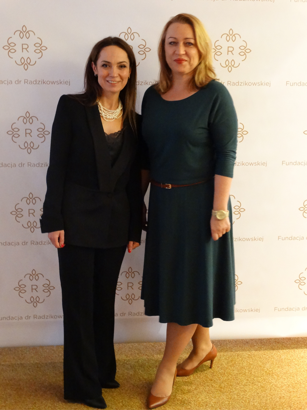 Dr Elżbieta Radzikowska i prezes Izabella Murawska w trakcie otwarcia Fundacji dr Radzikowskiej.