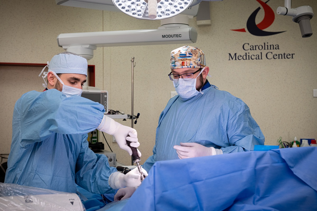 Lek. Jakub Sobczyk w trakcie operacji wraz z lek. Jurijem Kseniukiem, Ordynatorem Oddziału Chirurgii Kręgosłupa w Carolina Medical Center.