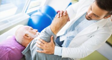 Zimowe poślizgnięcia: częste urazy barku i rąk