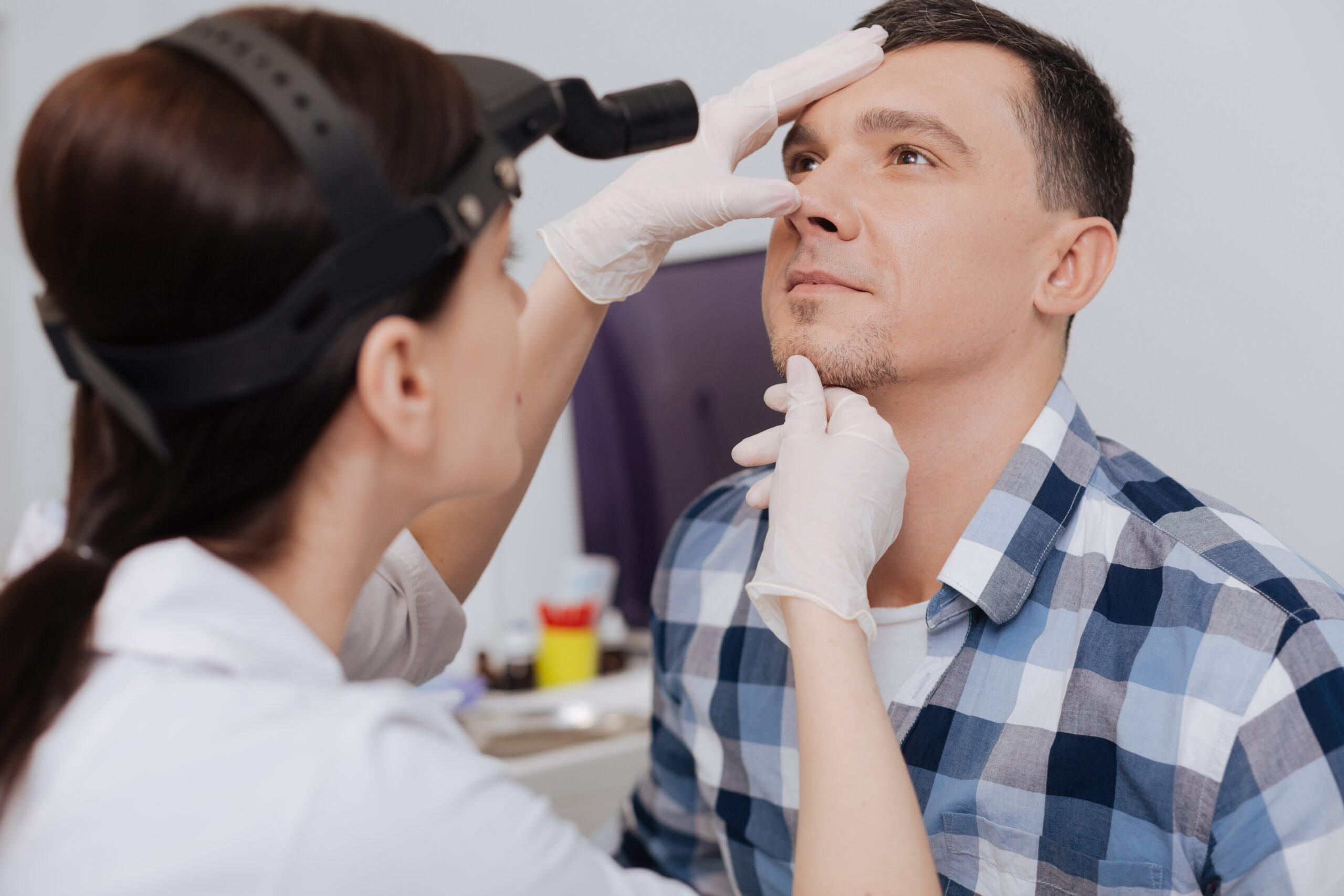 Zabiegi laryngologiczne w znieczuleniu miejscowym – jakie dają korzyści?