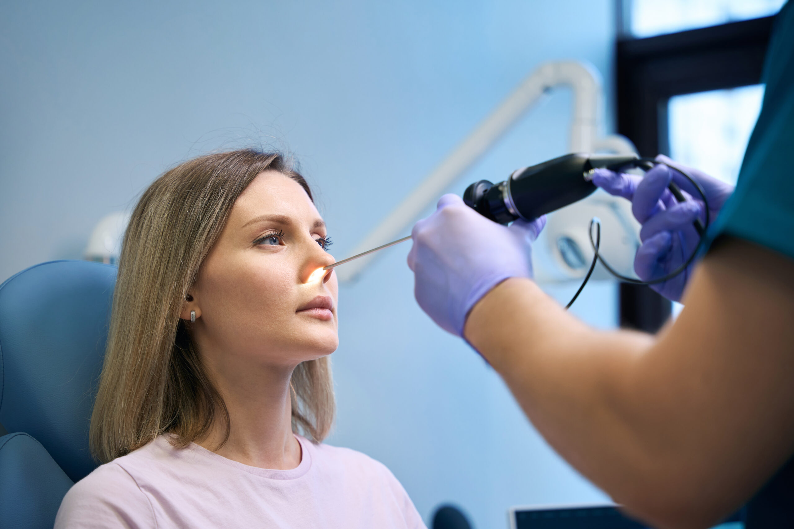 Zabiegi laryngologiczne w znieczuleniu miejscowym – jakie dają korzyści?