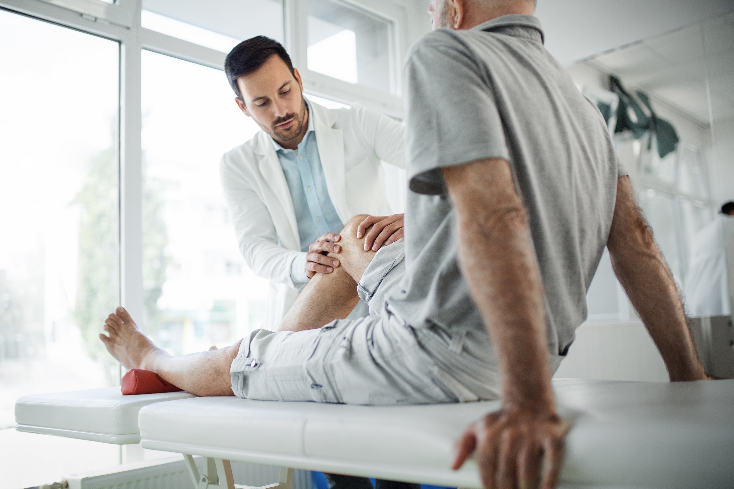 W Szpitalu Carolina wykonujemy endoprotezoplastyka resurfacyjna stawu kolanowego z użyciem personalizowanego implantu.