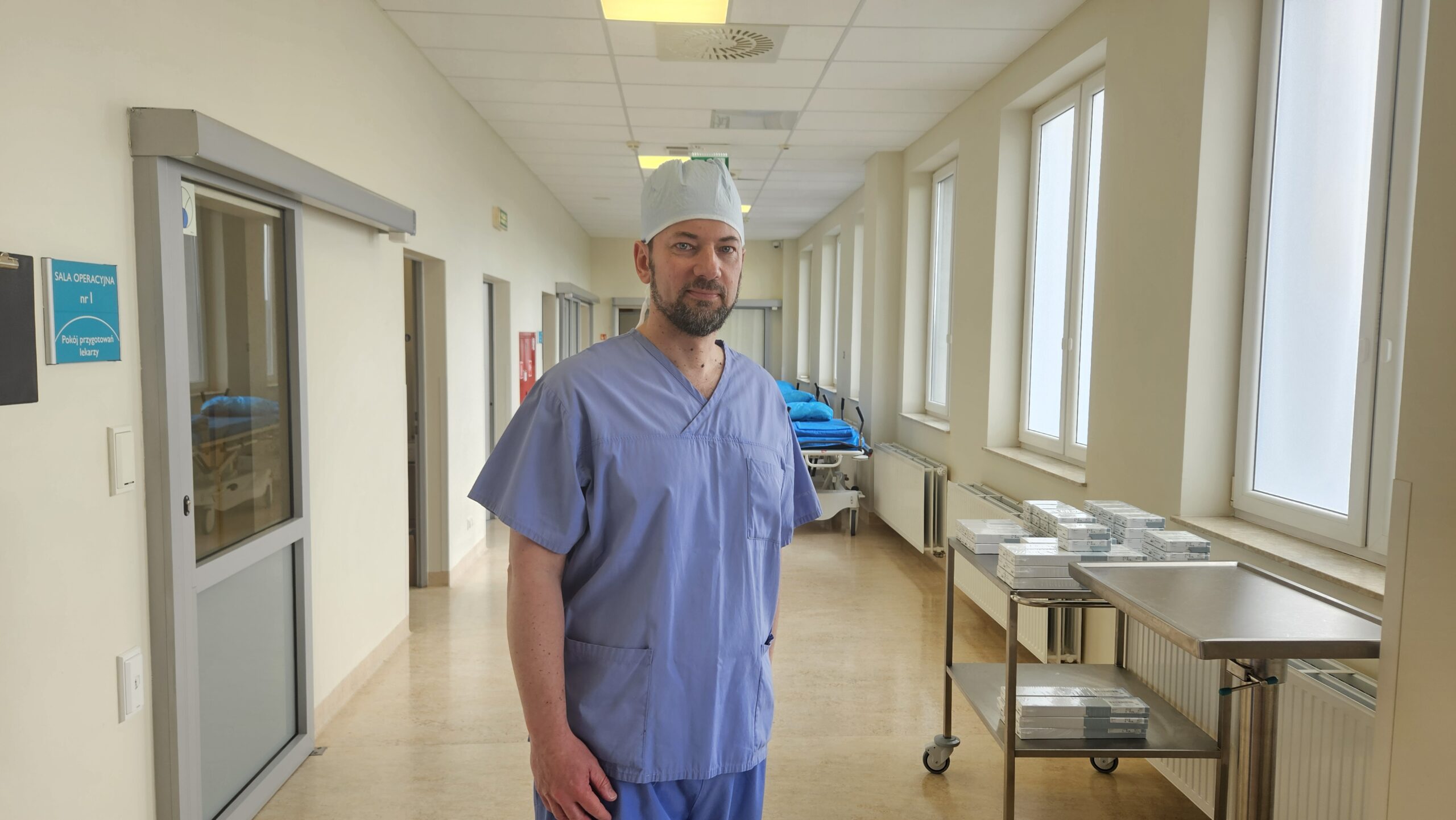 Dr n. med. Tomasz Potaczek jest chirurgiem kręgosłupa z ponad 20-letnim doświadczeniem