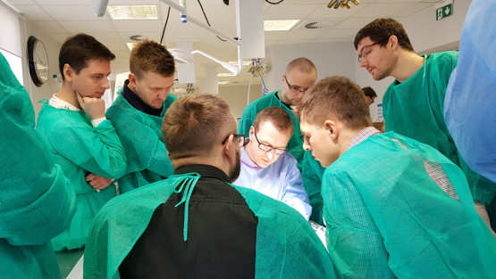 CMC_CEM_23.03.2019_kurs-kadawerowy_dr-Michał-Drwięga-w-trakcie-kursu-555x313